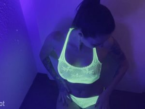 Noradevot Porno Video: Geiler Schwarzlicht bl*wjob!